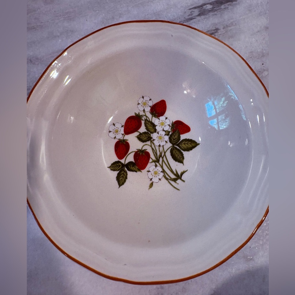 4 vintage Gibson strawberry bowls